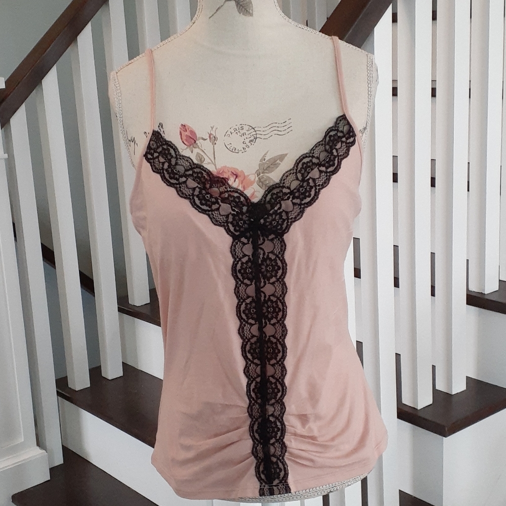 ^ Sweet and sexy pink and black lace Moda cami